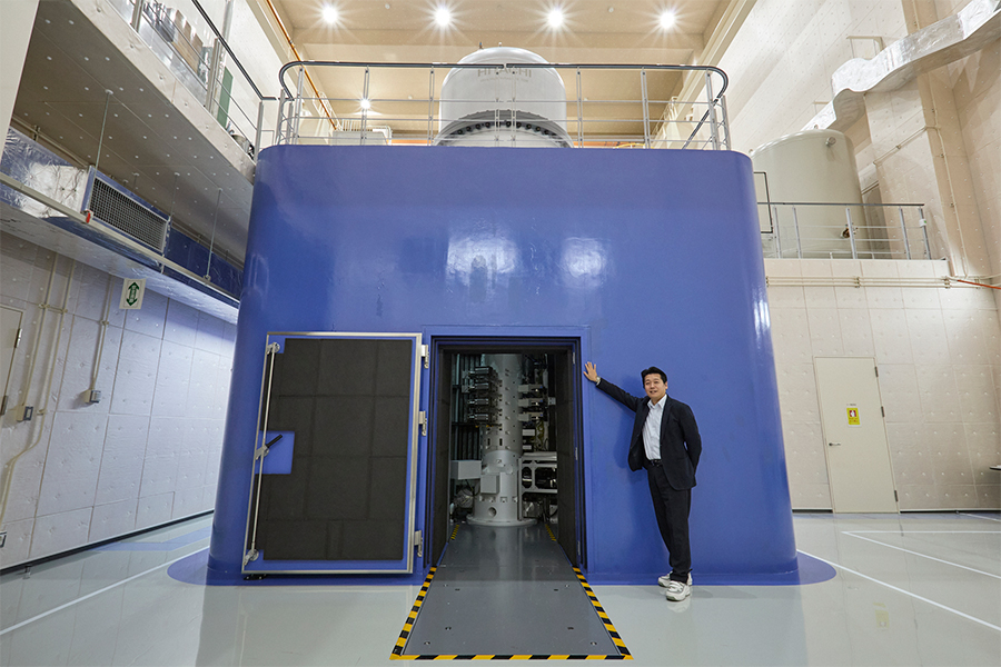 Toshiaki Tanigaki with the world's most-advanced electron microscope